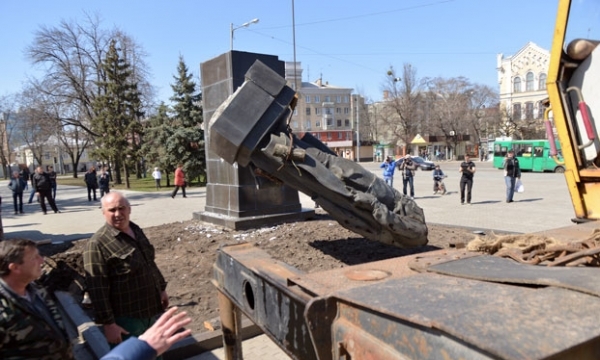 Ukraine đẩy mạnh chiến dịch xóa bỏ biểu tượng thời cộng sản và phát xít